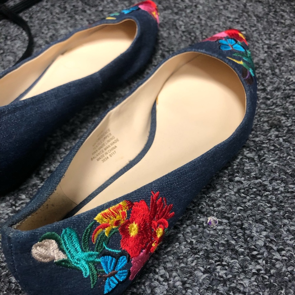 Nine West hummingbird embroidered flats